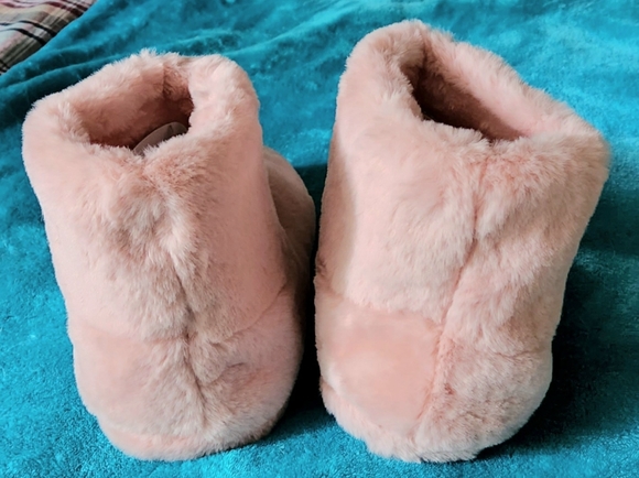Faux Fur Slippers  *Shoe dazzle - Picture 2 of 12